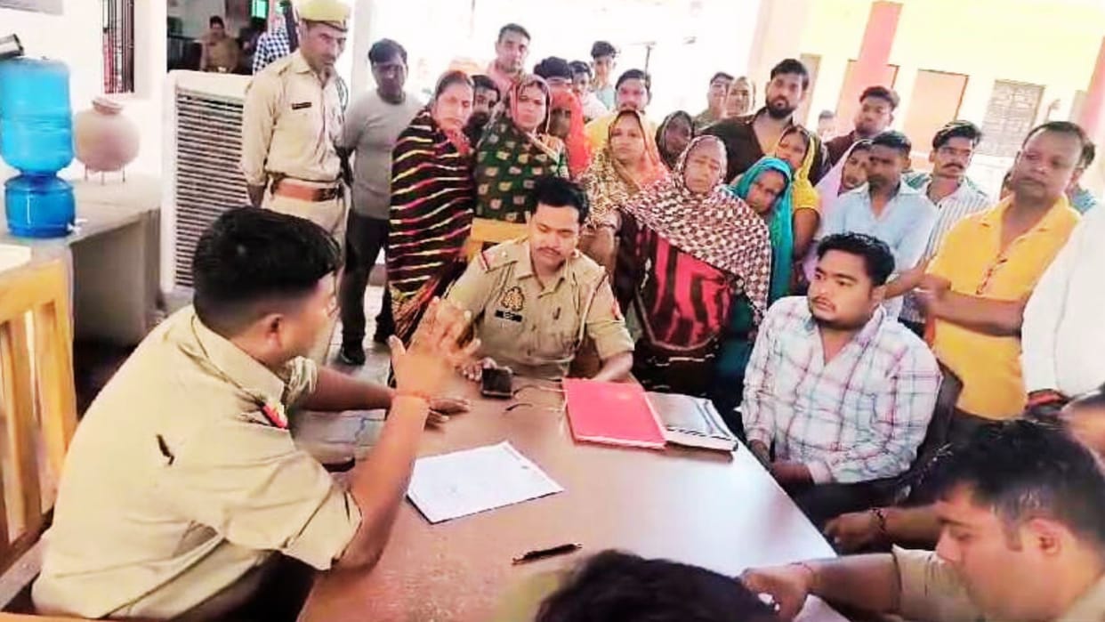 Women reached police station protest against opening of wine shop in chandauli