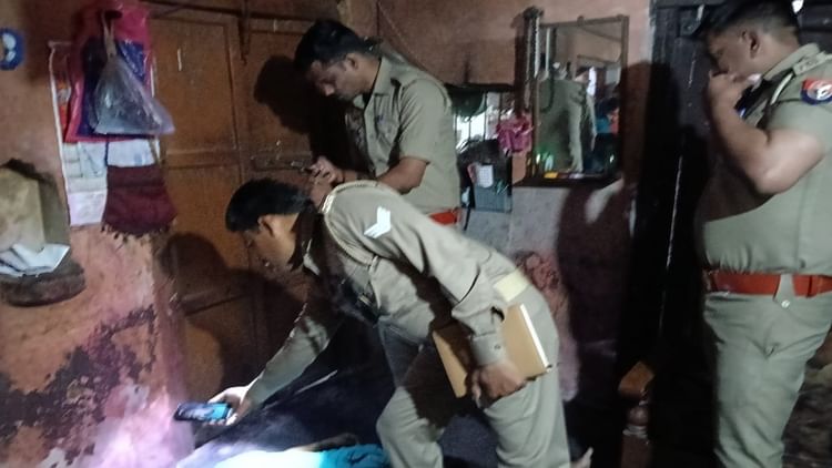 UP: मुजफ्फरनगर में घर में लटके मिले प्रेमी-प्रेमिका के शव, देखकर बोले दोनों बच्चे, पापा को क्या हुआ मम्मी
