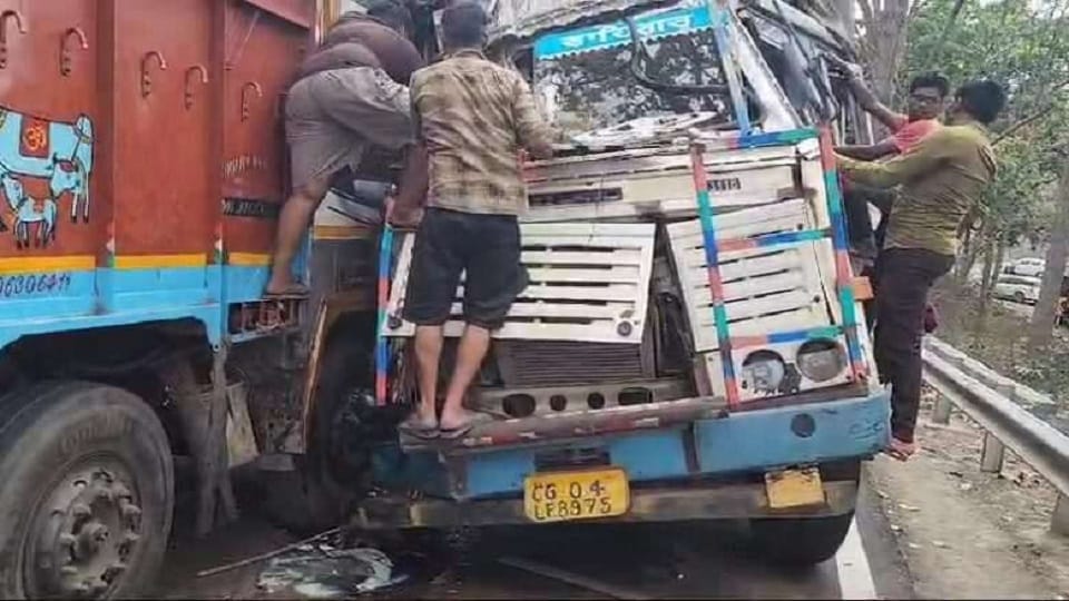 दो ट्रकों में जोरदार भिड़ंत