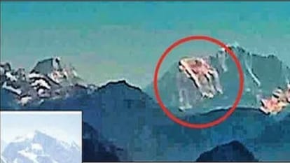 ओम पर्वत (इनसेट में) और ॐ की आकृति