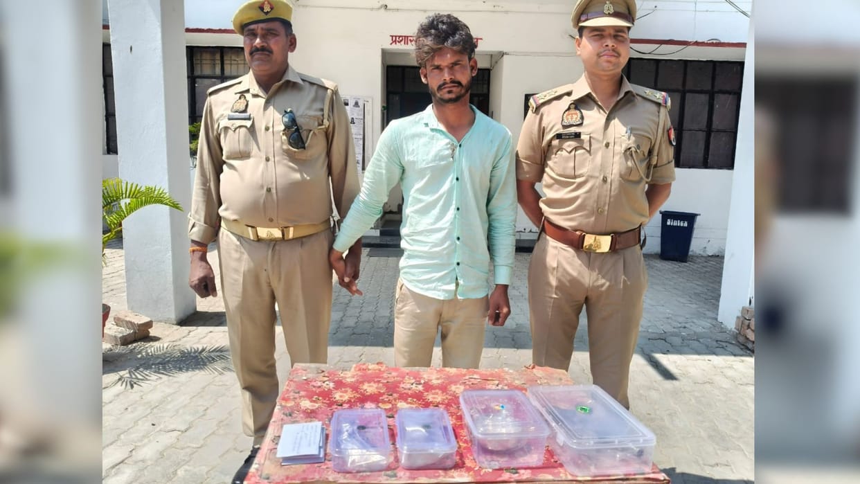 encounter in Azamgarh Two miscreants arrested one injured five incidents exposed cash jewellery recovered