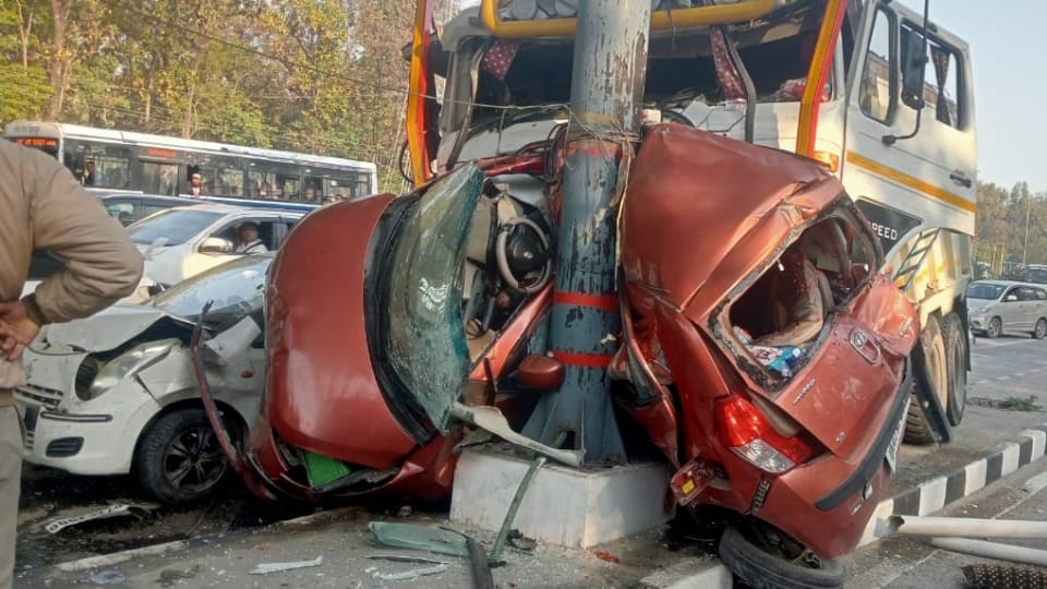 Dehradun Lachhiwala Toll Plaza Accident mining dumper crushed Car dead bodies recovered by cutter Photos