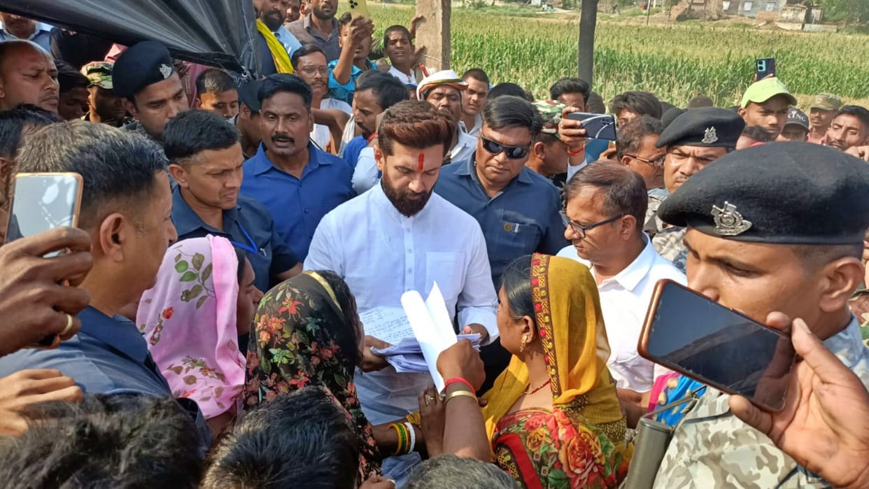 Bihar Assembly Election 2025: Chirag Paswan reached Tejashwi Yadav's stronghold Raghopur; met fire victims