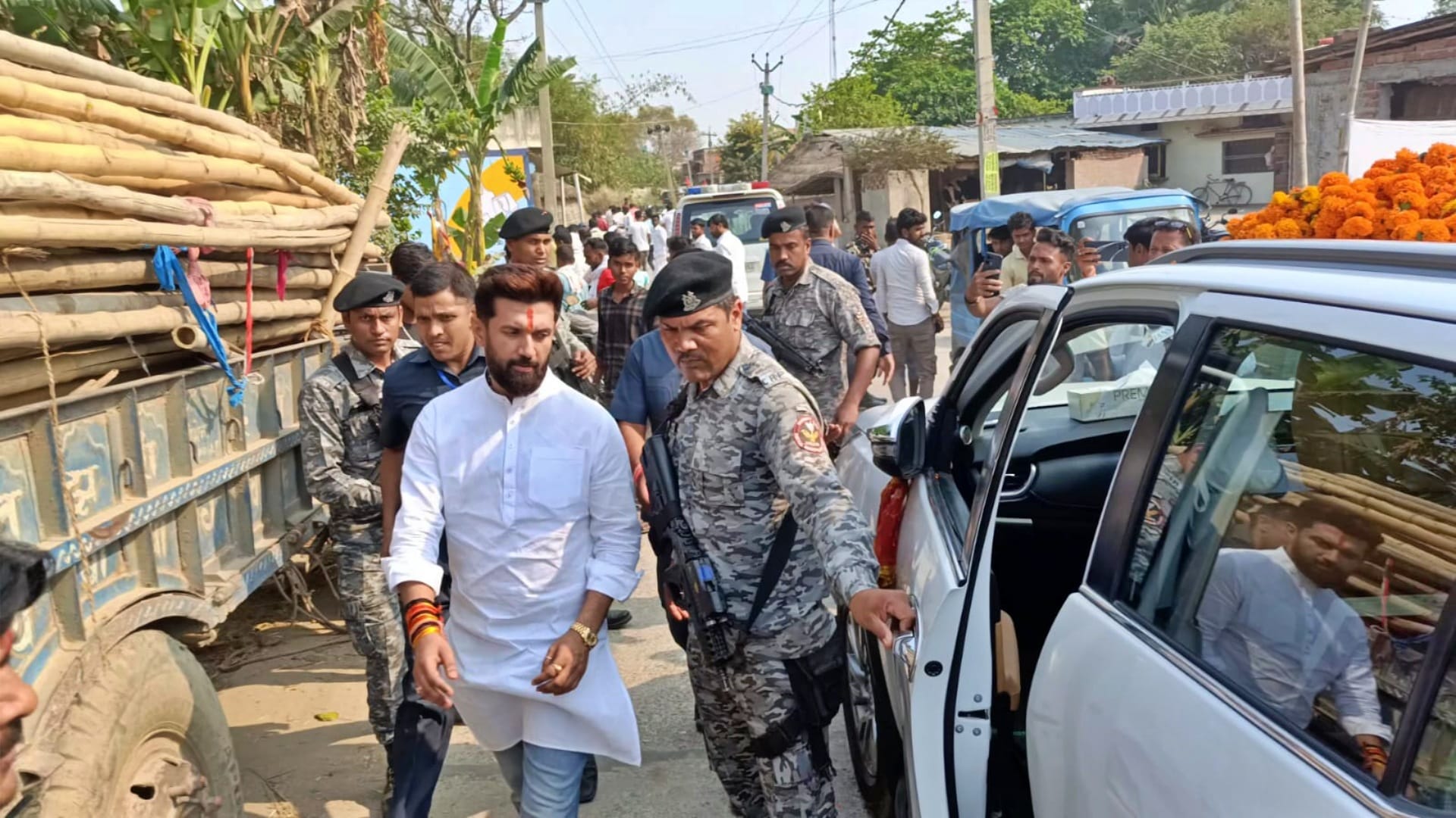 Bihar Assembly Election 2025: Chirag Paswan reached Tejashwi Yadav's stronghold Raghopur; met fire victims