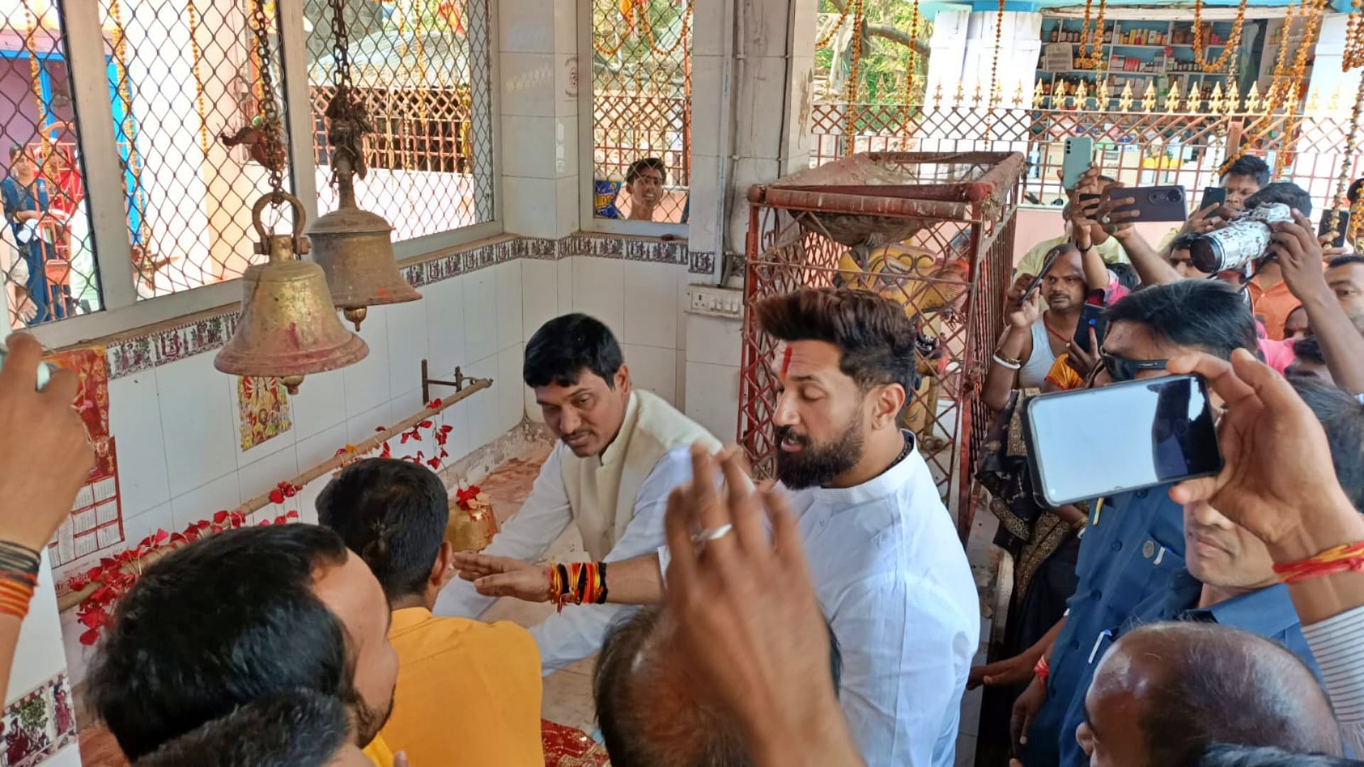Bihar Assembly Election 2025: Chirag Paswan reached Tejashwi Yadav's stronghold Raghopur; met fire victims