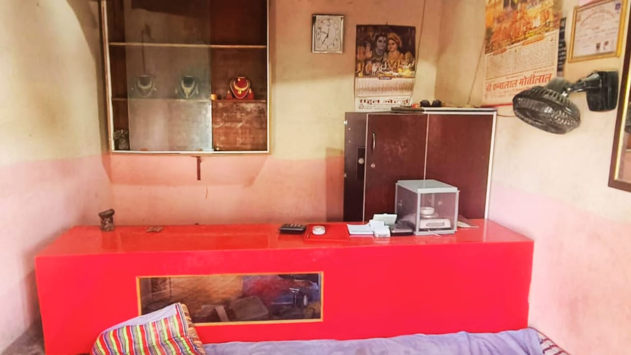 Theft of 26 lakhs in Bhadohi Thieves cut shutter of shop and ran away with jewellery police searched CCTV