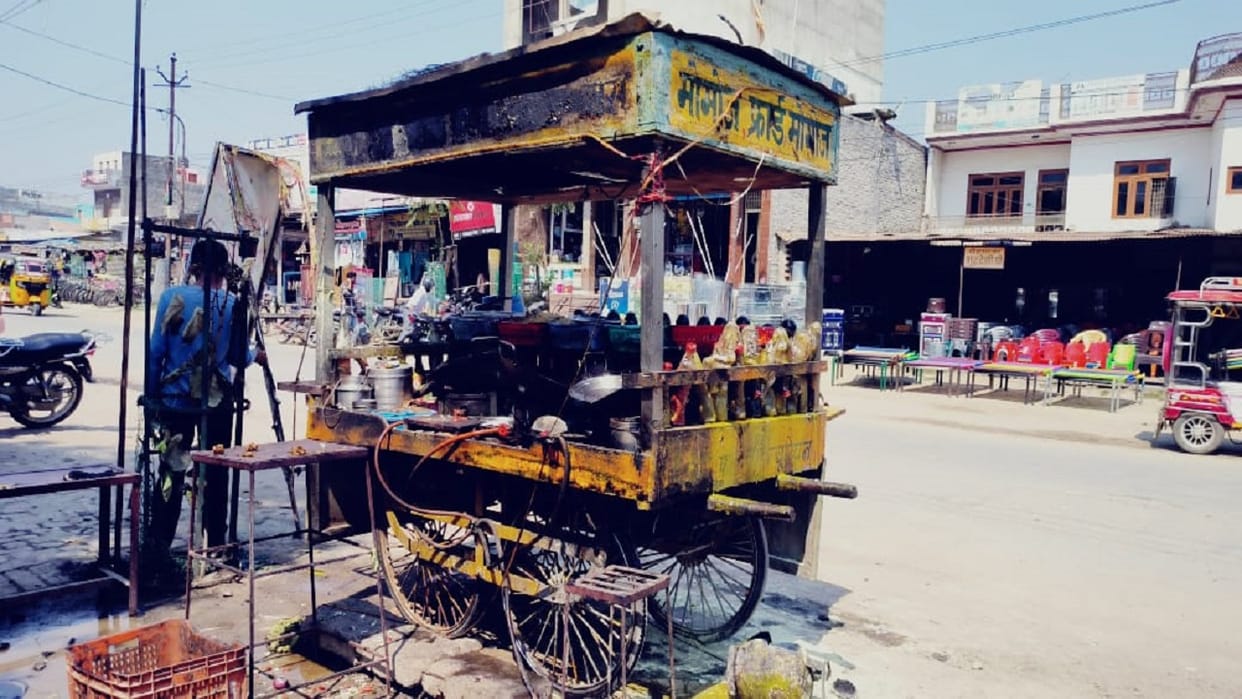 Cylinder Explosion into fire in chowmein stall four people including girl burnt in Bareilly