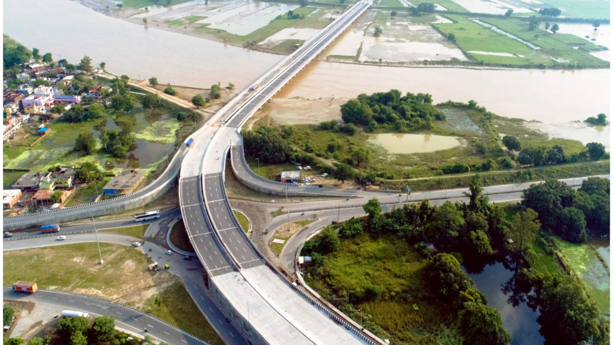 In the last eight years, 1500 km of roads have been constructed in Gorakhpur at a cost of Rs. 7500 crores.