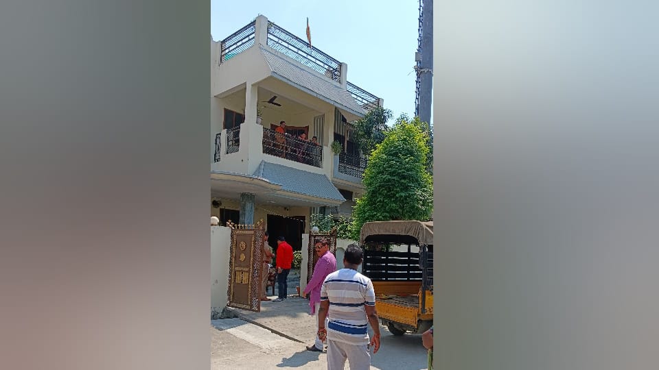 Dead bodies of retired railway employee and his son found in house in Gorakhpur
