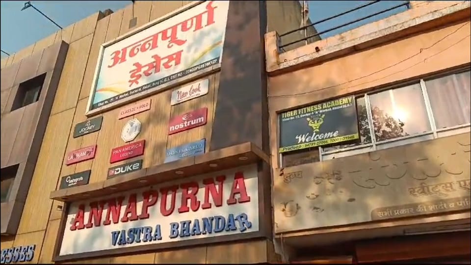 कपड़े की दुकान पर काम करता था युवक
