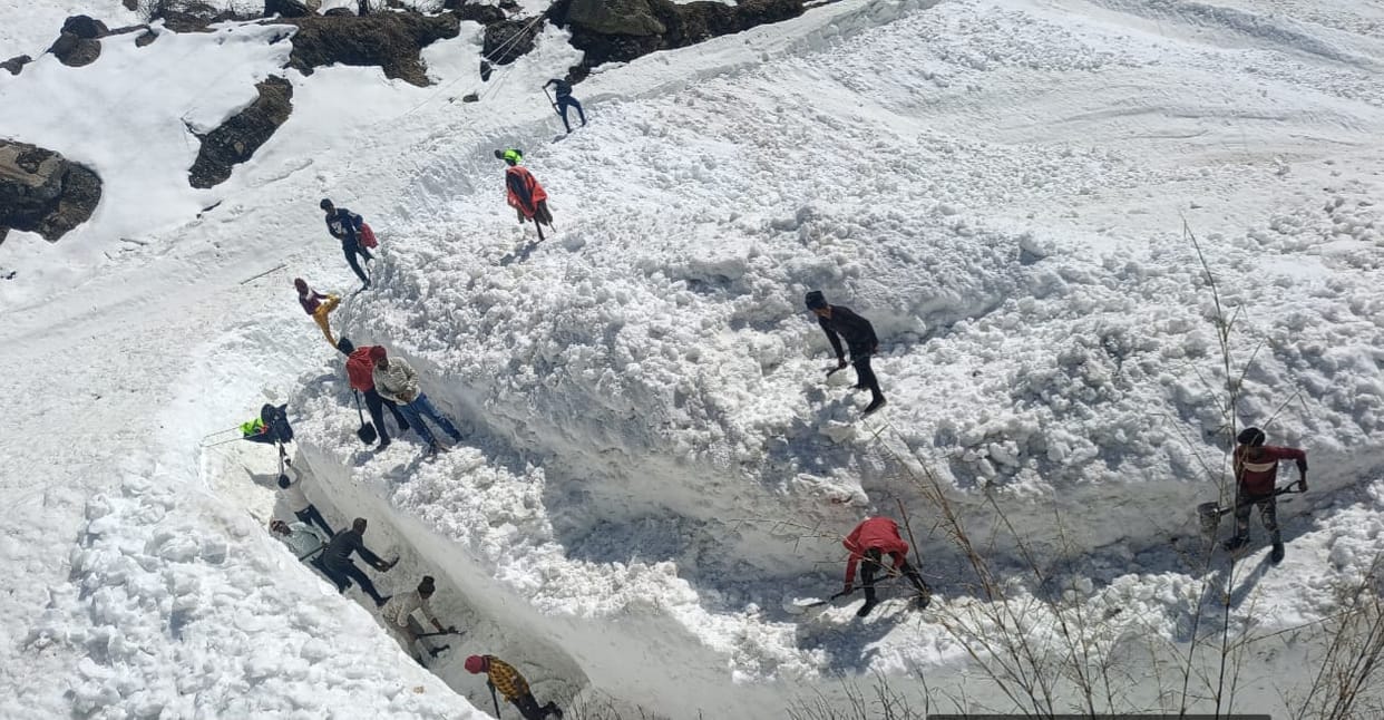 Gaurikund-Kedarnath walking route Devotees reached to see Baba through the valley of snow