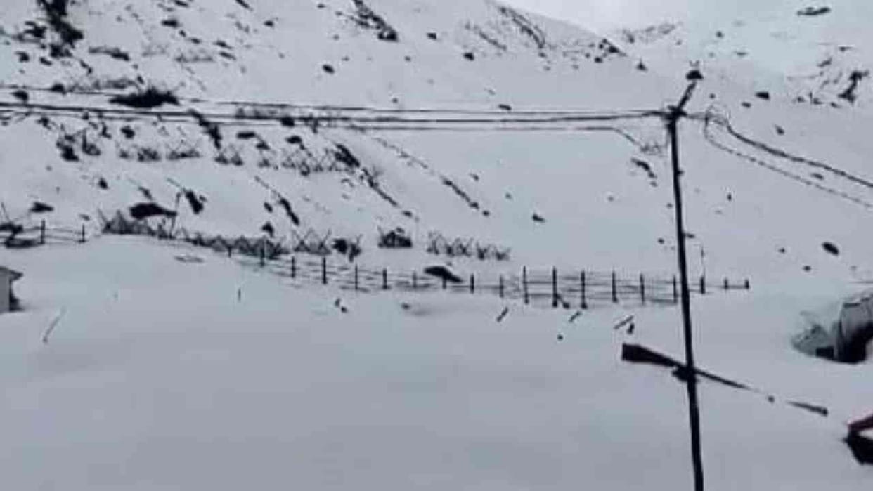 Kedarnath Dham Snow damages many camps temple premises also covered Uttarakhand News in Hindi