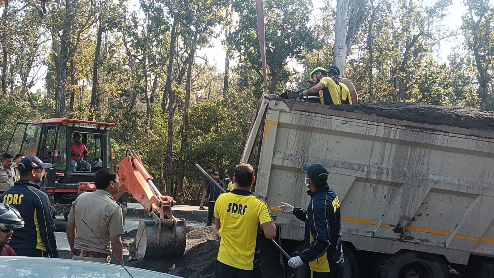 Dehradun Lachhiwala Toll Plaza Accident mining dumper crushed Car dead bodies recovered by cutter Photos