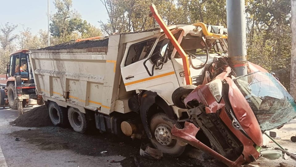 Dehradun Lachhiwala Toll Plaza Accident mining dumper crushed Car dead bodies recovered by cutter Photos