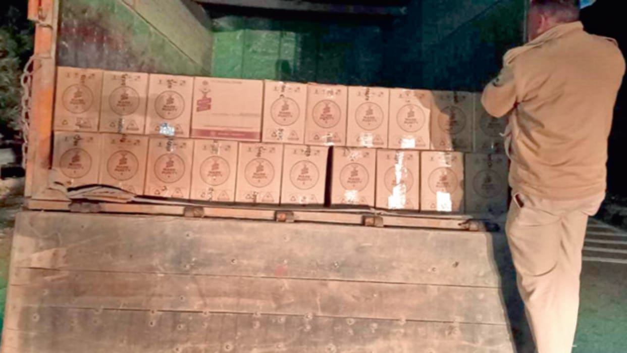 Himachal: 320 boxes of liquor seized from truck, threatened police with gun, attacked worker with a darat