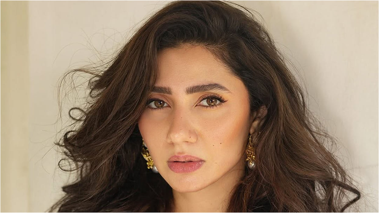 Pakistani Actress Mahira Khan Share A Photo From Set With Raees Co-Star Shahrukh Khan, Know What Is The Story