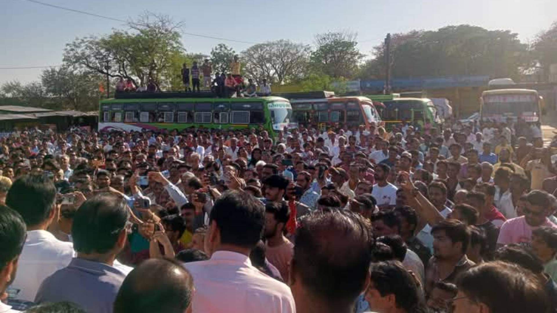 सड़कों पर समाज के लोग