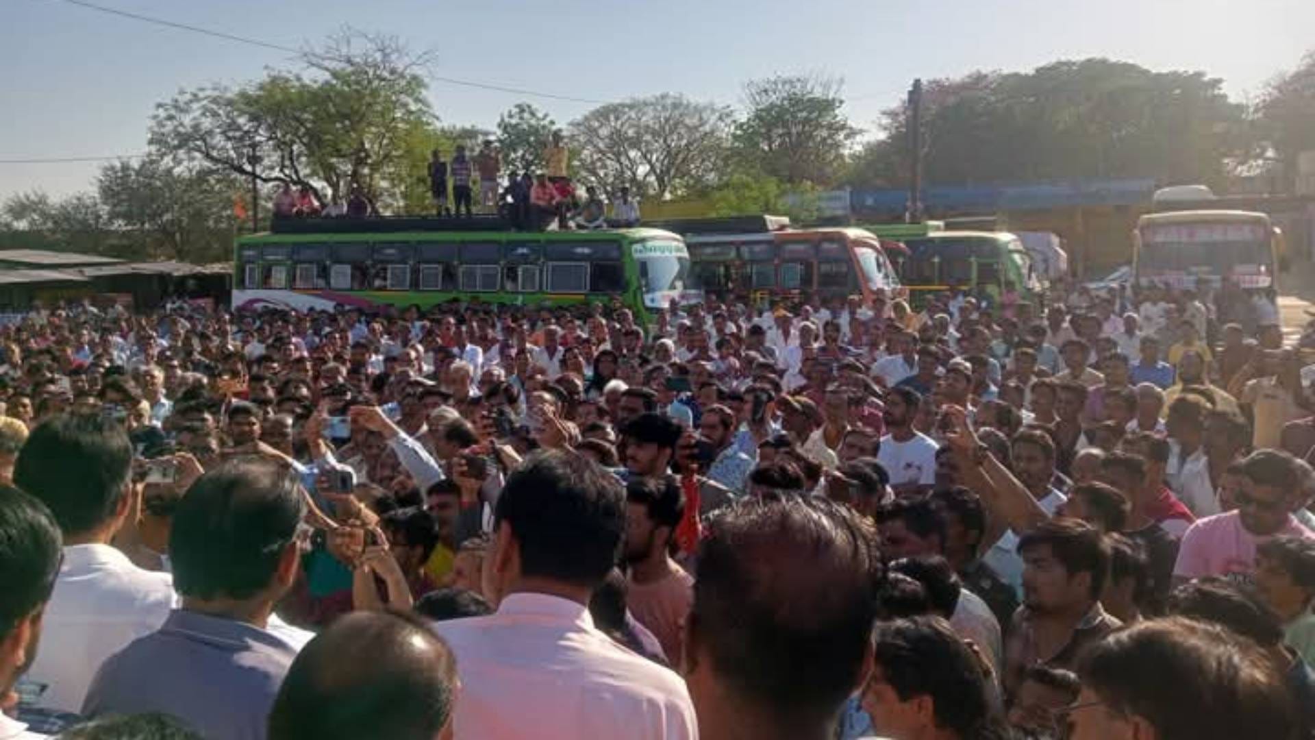 सड़कों पर समाज के लोग