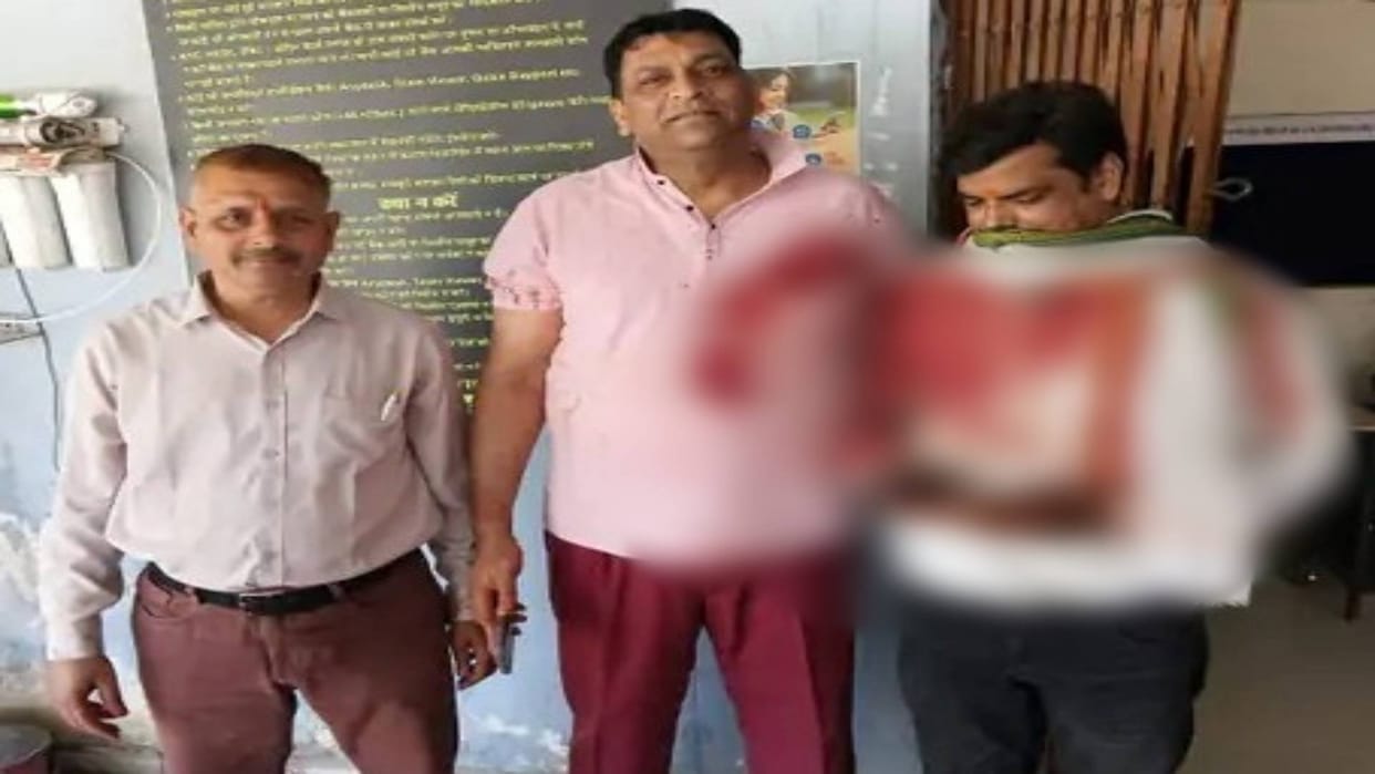 Bhopal Attempt to rob jeweler shop in broad daylight in capital Bhopal miscreant and shop owner left bleeding