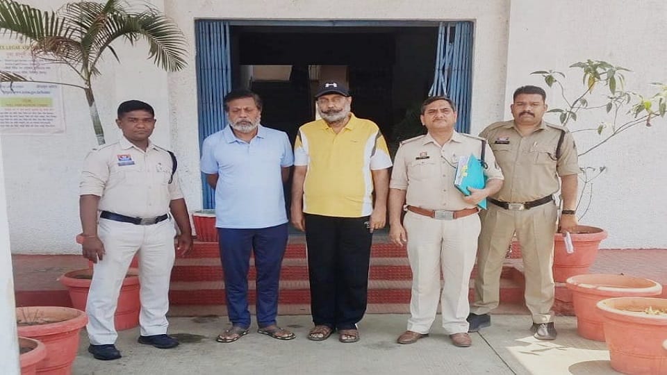 पुलिस की गिरफ्त में आरोपी