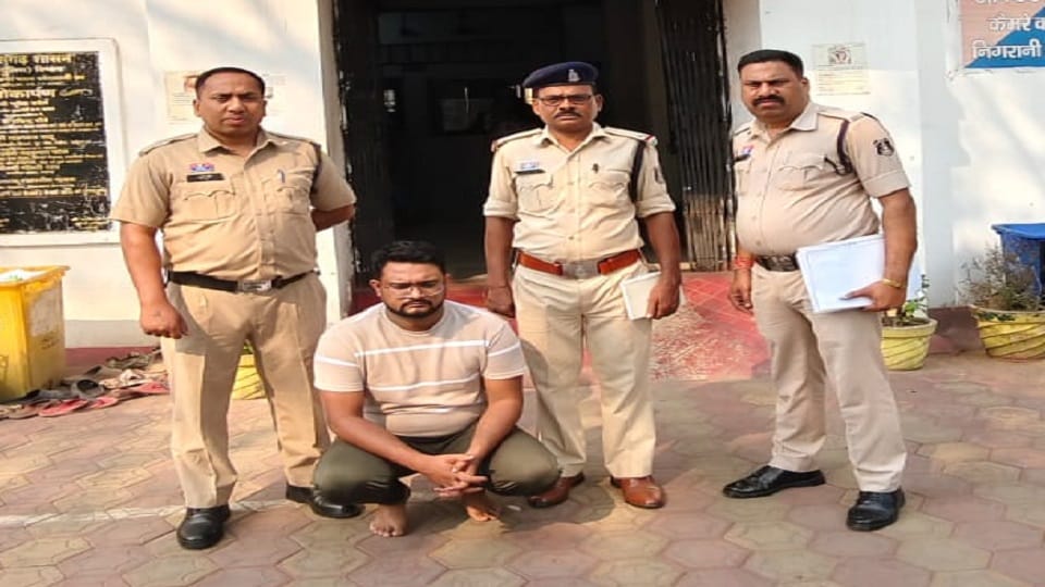 Lakhs of rupees extorted on pretext of getting a job as a nurse in AIIMS Raipur police sent the accused to jai