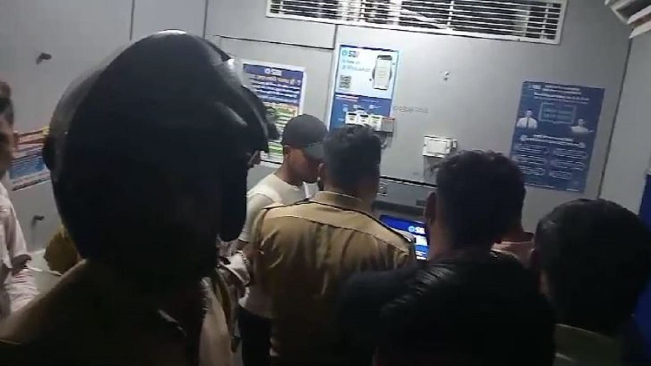 Fake notes withdrawn from ATM Shocking case comes to light from shahjahanpur of UP