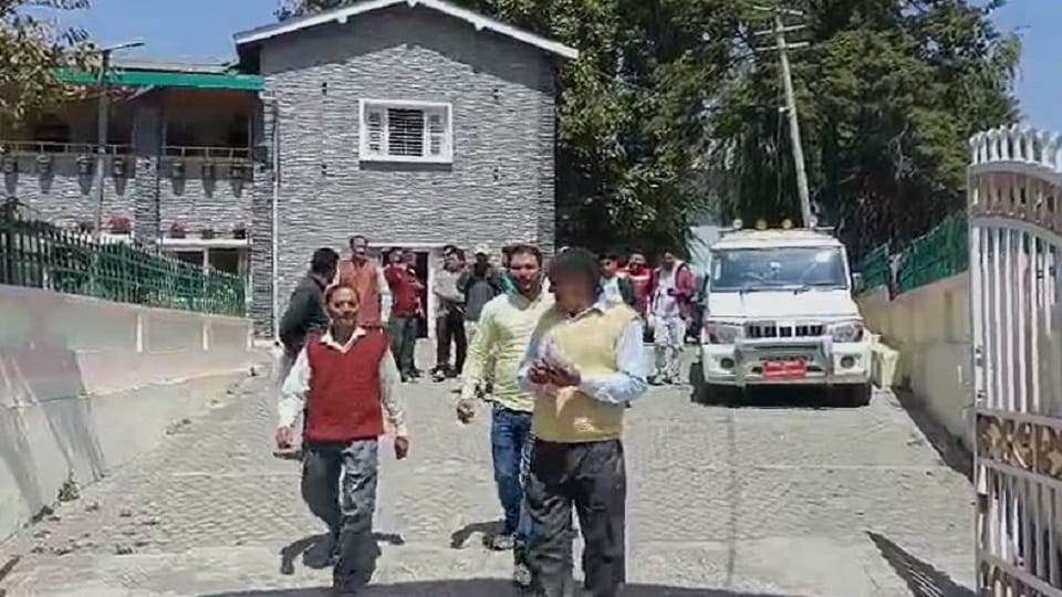 People of Vivekanand Colony pithoragarh raised their voice for the demand of road