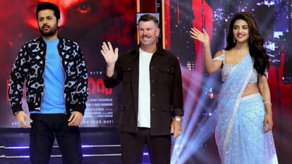 David Warner dance on allu arjun movie Pushpa songs Srivalli and Kissik at Robinhood film event video viral