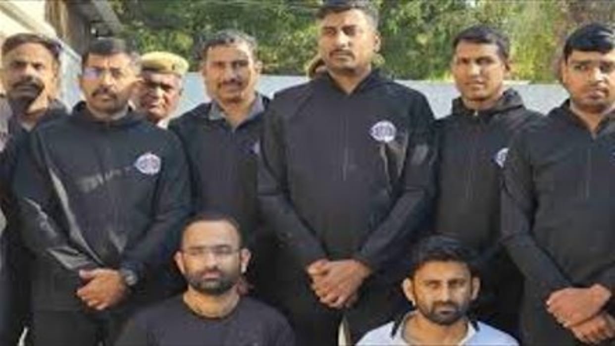 Jodhpur News: Notorious Smuggler Caught after Jumping 20 Foot Wall, Cycloner Team Nabs Him from Bushes