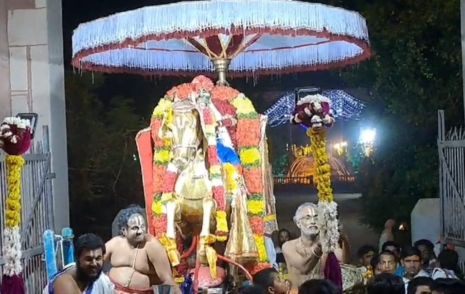 Lord Ranganath arrived to give darshan riding on a golden horse