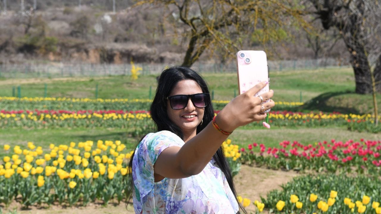 Asia's largest tulip garden will open on 26th, this time 74 varieties will be seen; CM Omar will inaugurate it