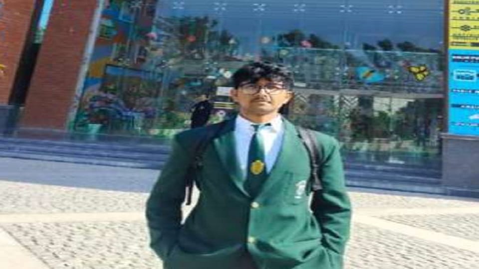 Haldwani News: Student Yatharth found having fun in Delhi hotel