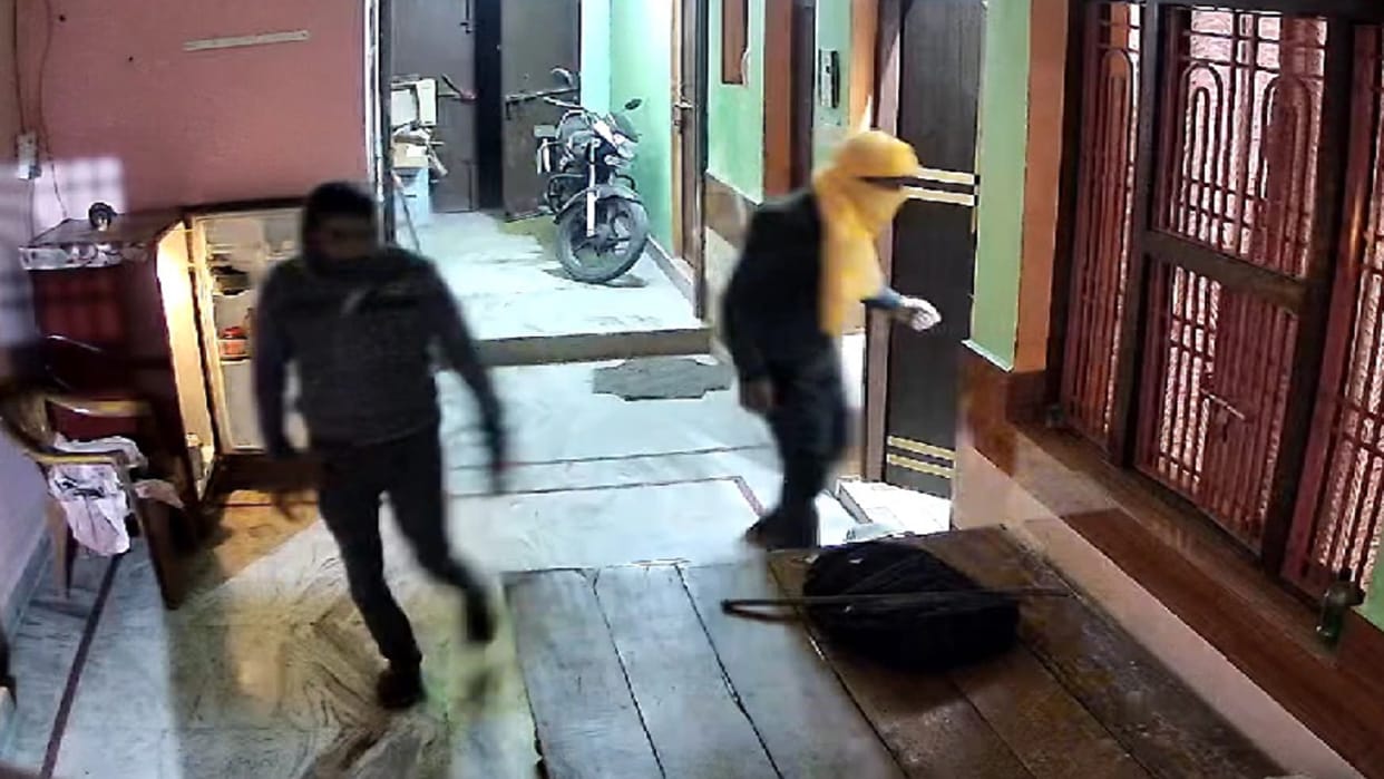 Constable posted in Sitapur saw CCTV live thieves entered Bareilly house