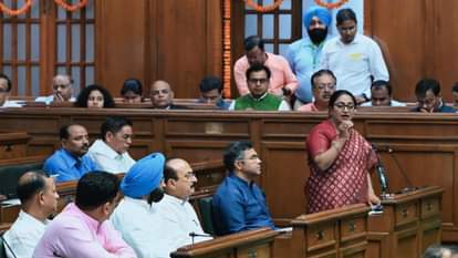 बजट भाषण के दौरान सीएम रेखा गुप्ता