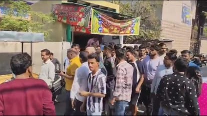 गन्ने के रस में कॉकरोच निकलने पर हंगामा