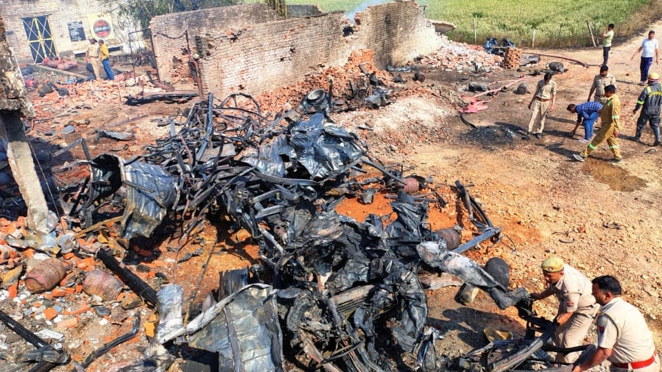 Bareilly Gas Cylinders Explosion Like Fireworks Check Full Timeline Details in Hindi