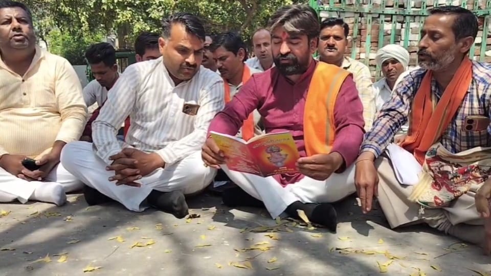 Meerut: Demand to run bulldozer on religious place at Cantt station, Hindu organization read Hanuman Chalisa