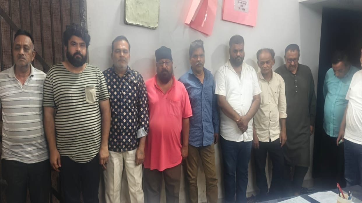 Gambling den in a deserted house, police caught 10 gamblers gambling in Raipur