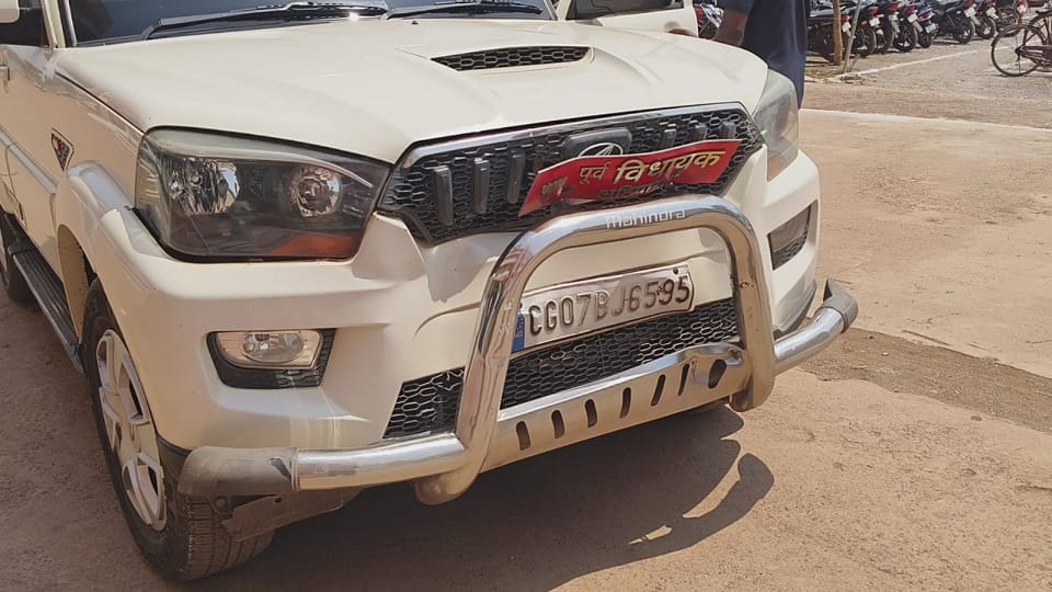 Vehicles in Health Minister Shyam Bihari Jaiswal convoy collide three cars damaged in Durg
