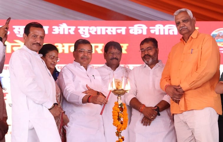 fair was organised in Agra to completion of eight years of Uttar Pradesh government inaugurated by tourism Min