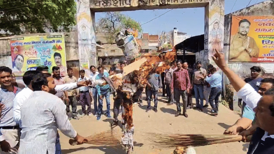 Employees and drivers burnt the effigy of Sukhma