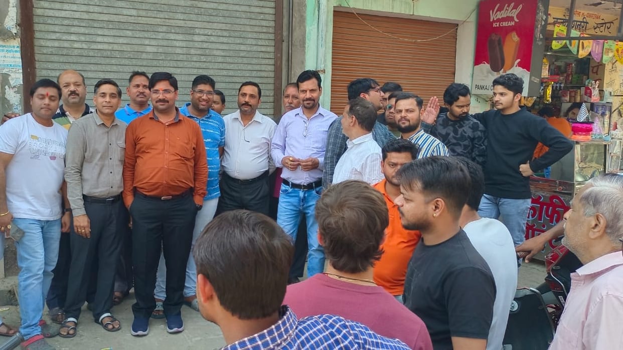 Traders kept their shops closed in protest against the robbery of jeweller in Budaun