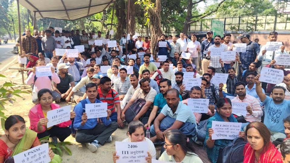 Angry candidates gheraoed UPSSSC office due to non-declaration of result of RTI instructor recruitment