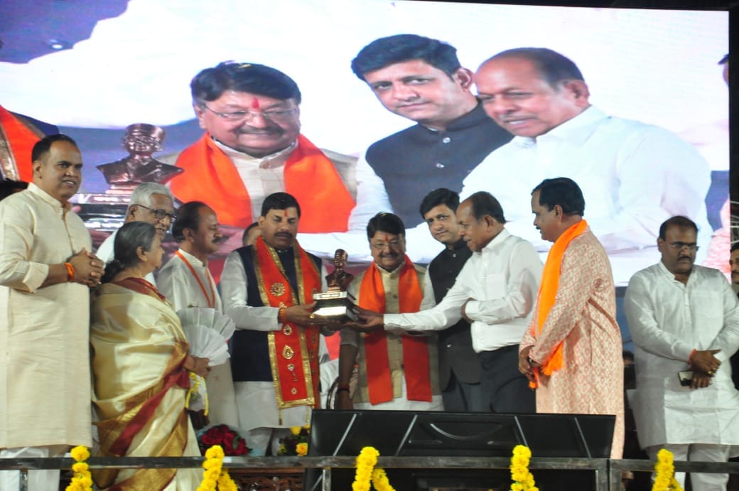 Indore News: Savarkar's grandson said- Bangladeshis should be boycotted economically