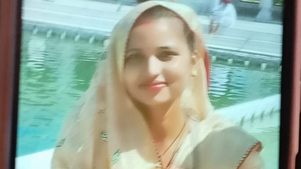 dead body of a railway loco pilot wife was found hanging in Bareilly