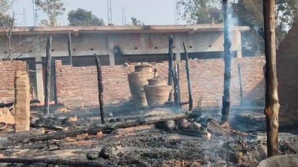 24 huts burnt to ashes in Bahraich fire and more than two dozen animals were burnt