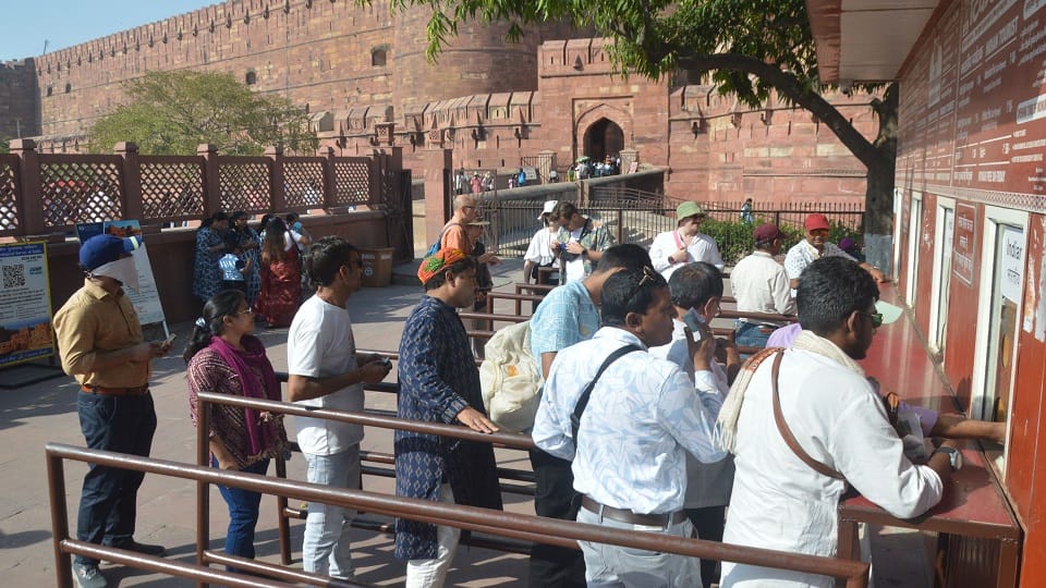 tourists standing in the sun at Agra Fort to buy tickets