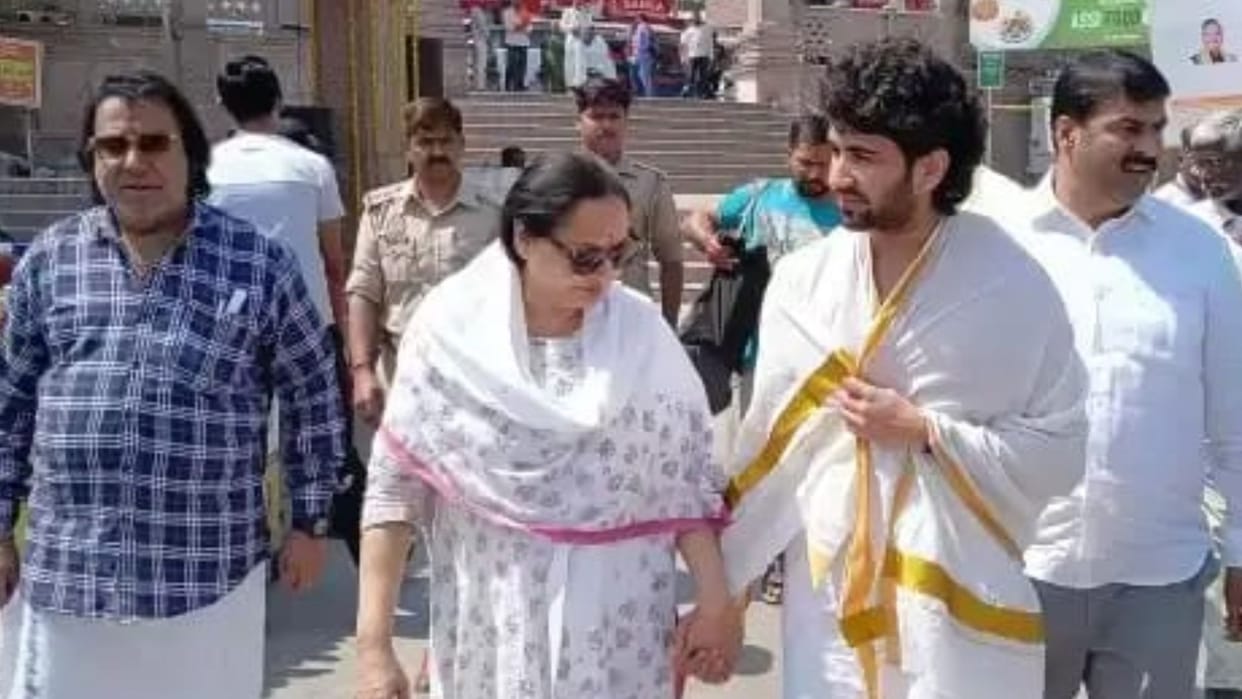 Bollywood actress Jaya prada reached Kashi immersed ashes of elder brother Raja Babu