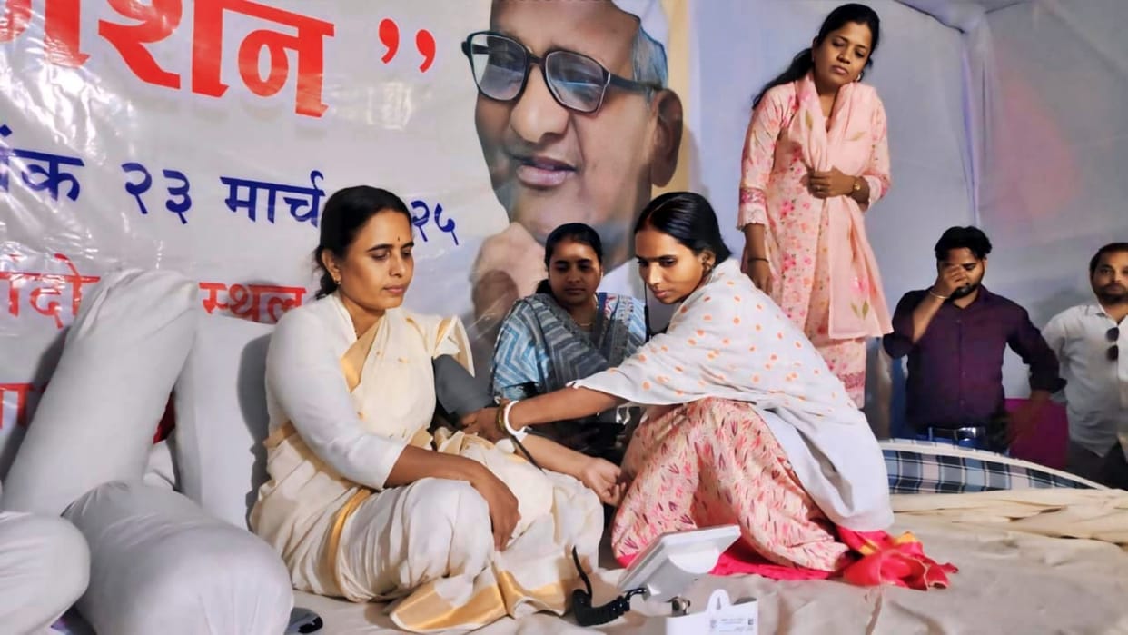 Bettiah News: Kalpana Inamdar who sat on hunger strike in front of Bhitiharwa Ashram, lost 5 kilos in weight