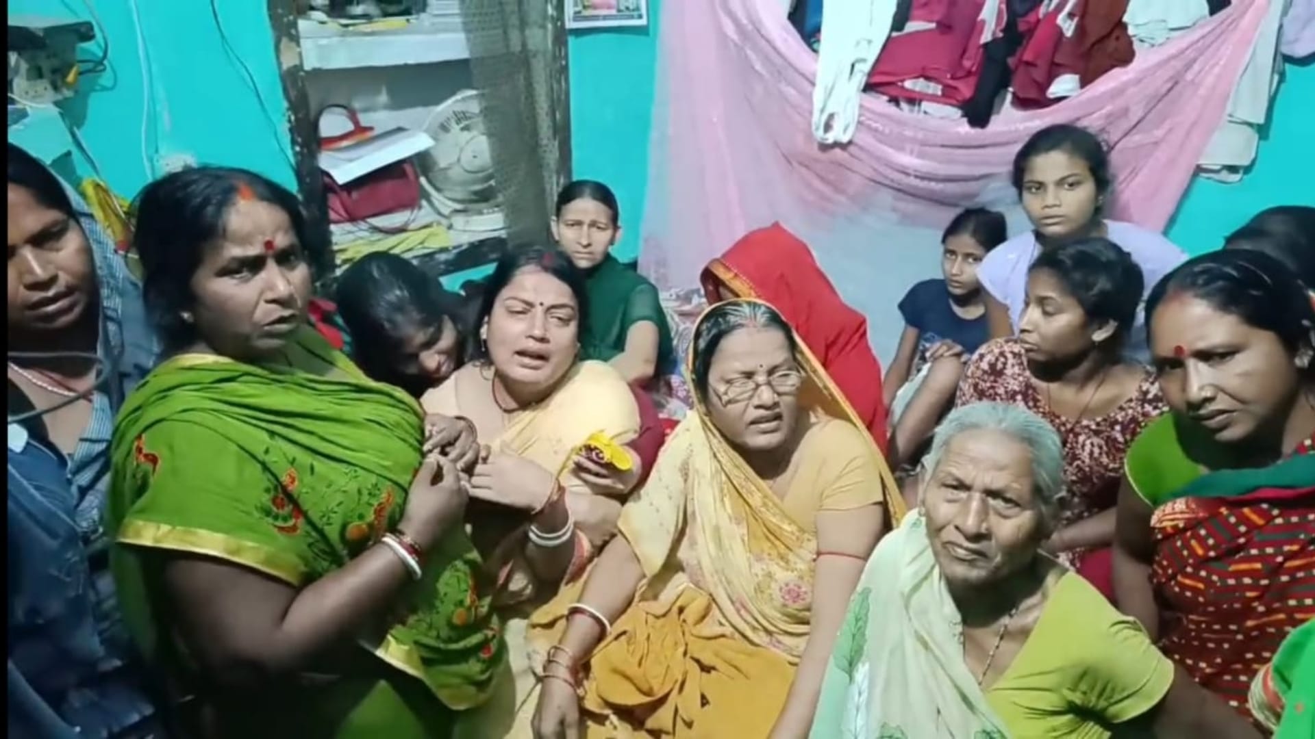 रोते-बिलखते परिजन।
